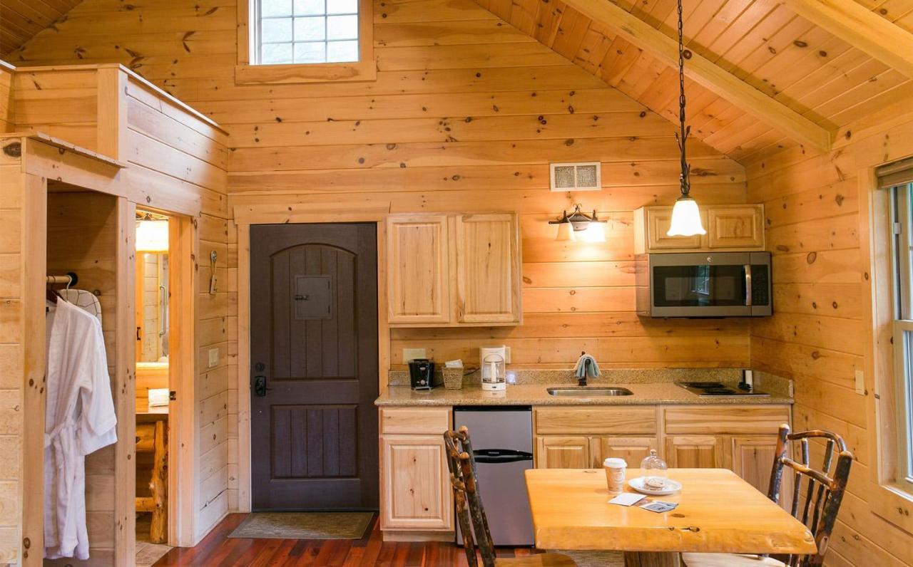 Whispering Pines Treehouse By Amish Country Lodging ميلزبورغ المظهر الخارجي الصورة