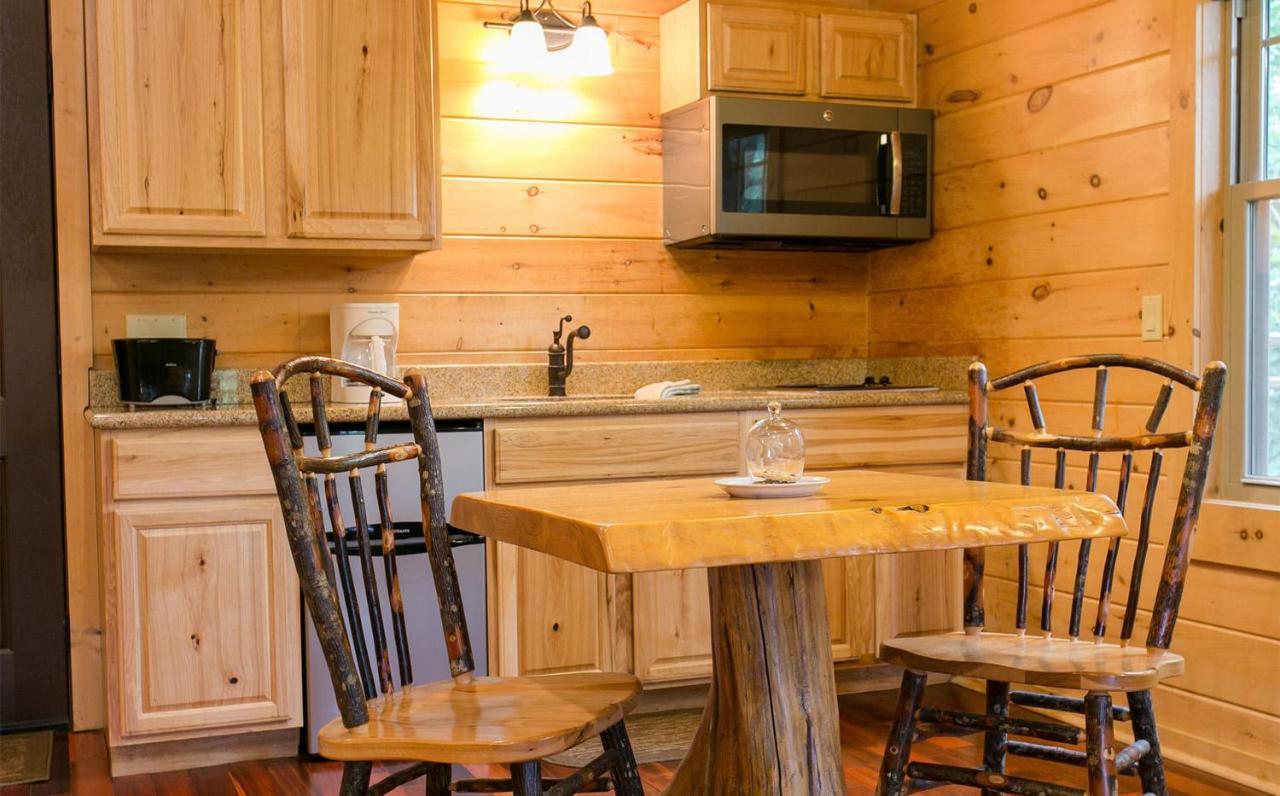 Whispering Pines Treehouse By Amish Country Lodging ميلزبورغ المظهر الخارجي الصورة